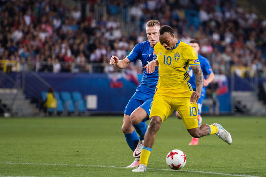 Slovakiens Milan Skriniar och Sveriges Carlos Strandberg
