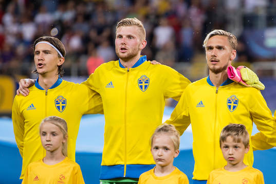 Sveriges Kristoffer Olsson, målvakt Anton Cajtoft och