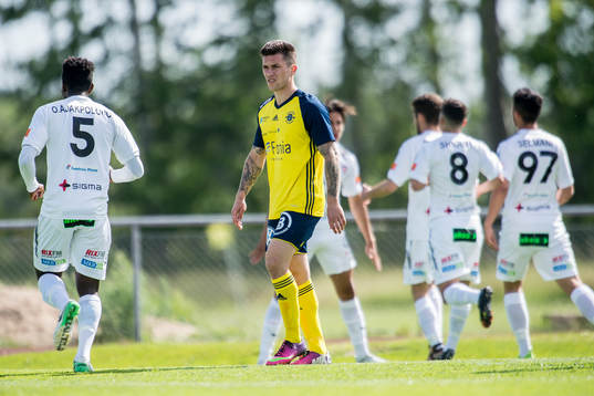 Ängelholms spelare deppar medan Rosengårds spelare jublar