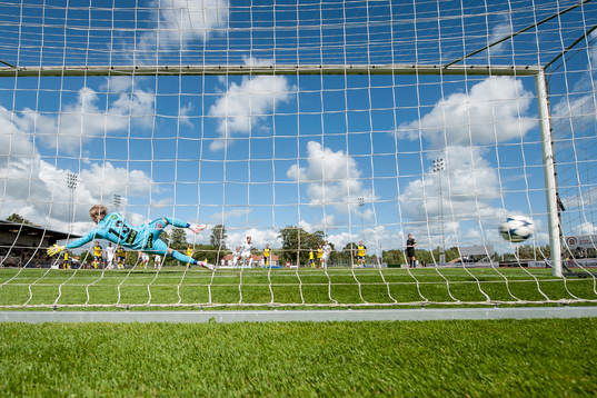 Ängelholms målvakt Linus Müller släpper in 0-1 målet