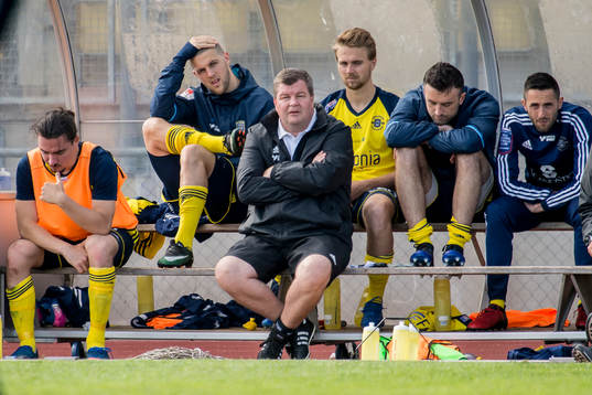 Ängelholms spelare med tränaren Peter Bjurenwall deppar