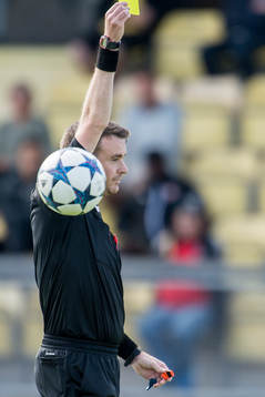 Domare Bobby Sjögren varnar en av Ängelholms spelare