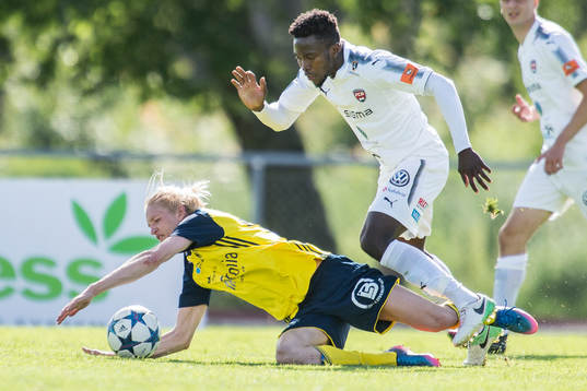 Ängelholms Andreas Karlsson trycks bakifrån av