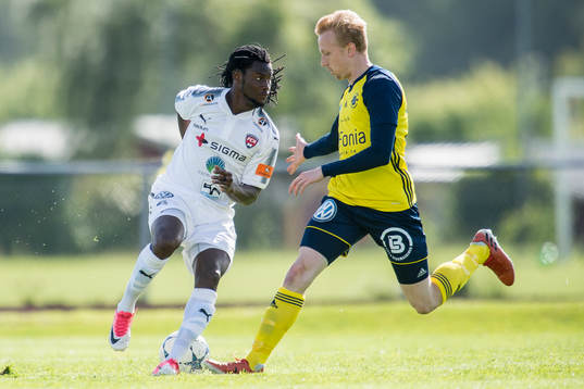 Rosengårds Dawda Ngum lurar Ängelholms spelare