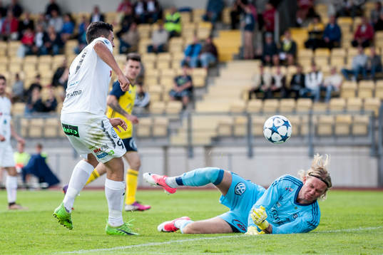 Rosengårds Mohamed Ramadan sätter bollen bakom
