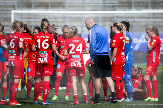 Örebros tränare Martin Skogman pratar med laget