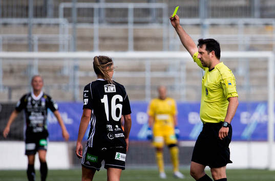 Piteås Felicia Karlsson får gult kort av domaren