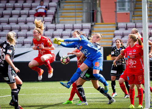 Hörna framför Örebros målvakt Carola Söberg