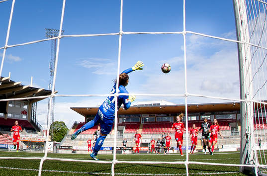 Örebros målvakt Carola Söberg räddar ett skott