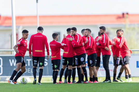 Syrianskas spelare värmer upp före fotbollsmatchen i