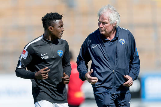 Falkenbergs Enock Kwakwa och läkare Sverker Nilsson
