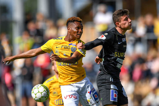 Falkenbergs Enock Kwakwa och Syrianskas Aziz Ada