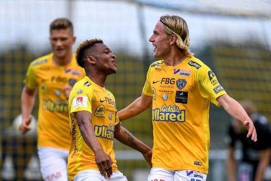 Falkenbergs Enock Kwakwa och Viktor Götesson jublar