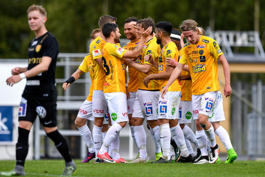 Falkenbergs Daniel Johansson jublar med lagkamrater