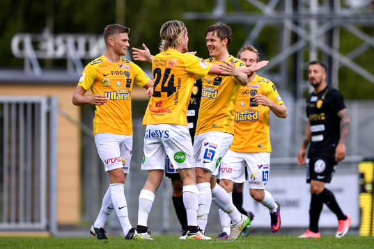 Falkenbergs Daniel Johansson jublar med lagkamrater