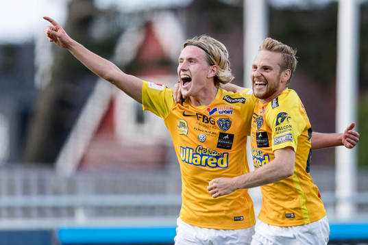 Falkenbergs Viktor Götesson och Tobias Englund jublar