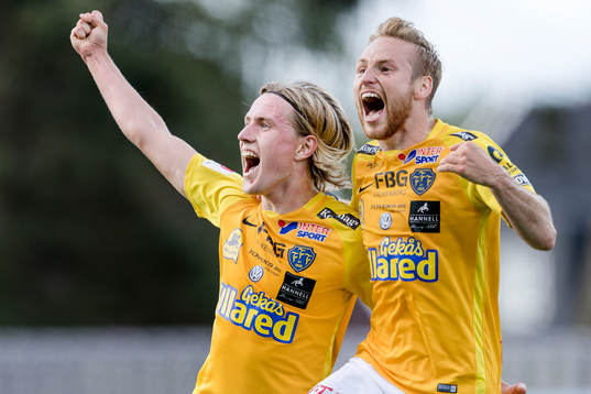 Falkenbergs Viktor Götesson och Tobias Englund jublar