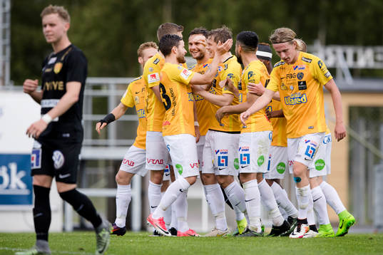 Falkenbergs Daniel Johansson har gjort 2-0 och jublar med