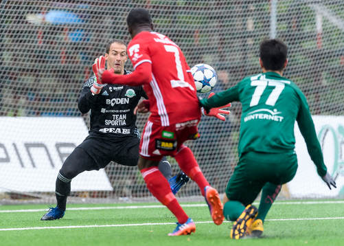 Piteås Moses Duckrell gör 1-0 bakom Bodens målvakt