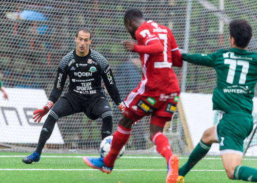 Piteås Moses Duckrell gör 1-0 bakom Bodens målvakt