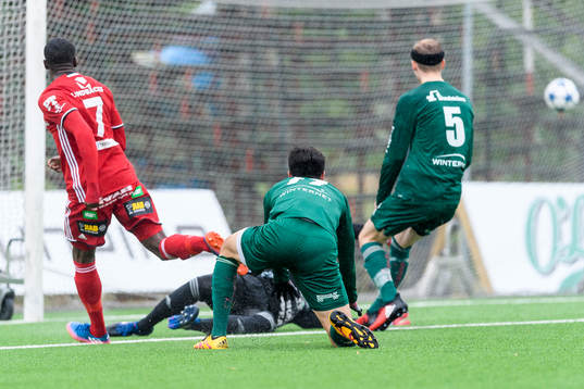 Piteås Moses Duckrell gör 1-0 bakom Bodens målvakt