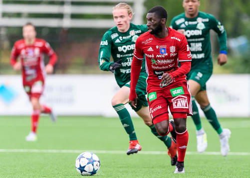 Piteås Samuel Naiwo med bollen