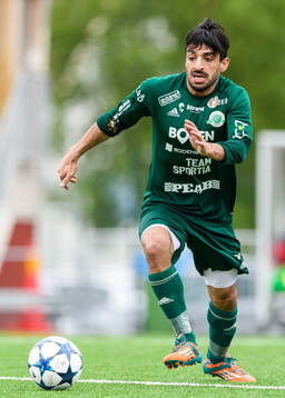 Bodens Arish Nouri med bollen