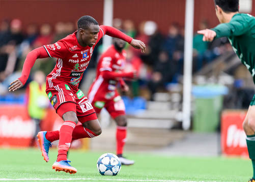 Piteås Moses Duckrell med bollen