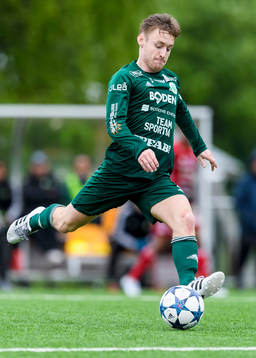 Bodens Kevin Roberts med bollen