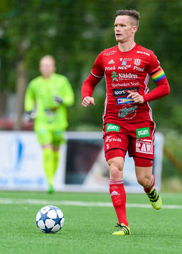 Piteås Fredrik Lundgren med bollen