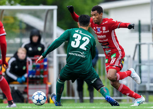 Piteås Kraig Rochester försöker gå förbi Bodens