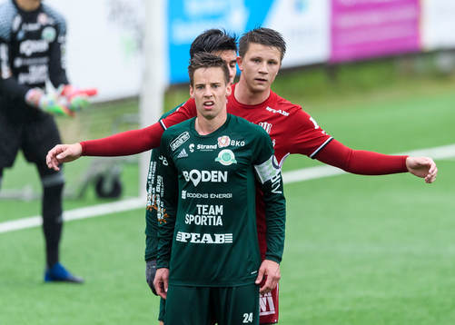 Piteås Joel Edström markeras av Bodens Max Nyqvist