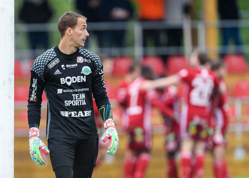 Bodens målvakt Matthew Silva deppar