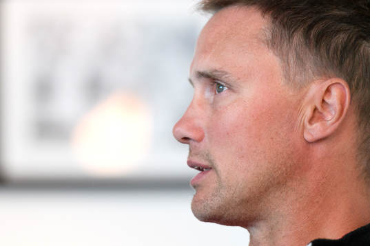 Frölundas tränare Roger Rönnberg blir intervjuad