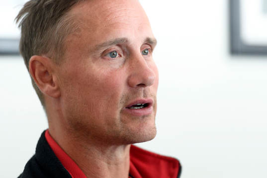 Frölundas tränare Roger Rönnberg blir intervjuad