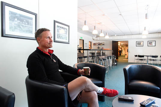 Frölundas tränare Roger Rönnberg blir intervjuad