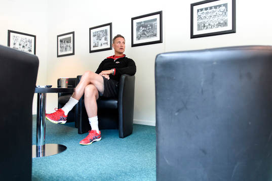 Frölundas tränare Roger Rönnberg blir intervjuad