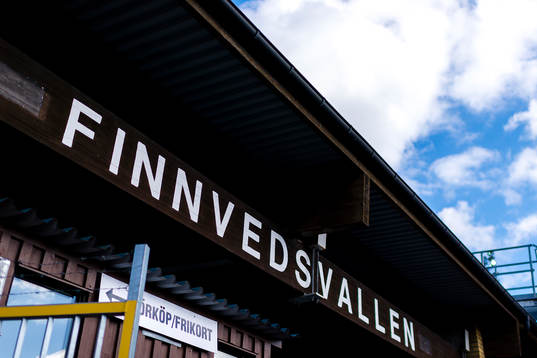 Exteriör vy av entrén till Finnvedsvallen före