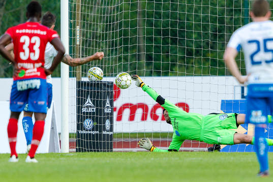 Helsingborgs målvakt Matt Pyzdrowski räddar en straff