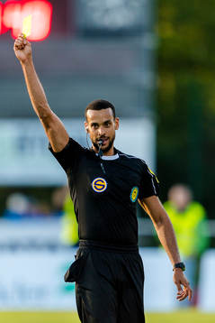 Domare Farouk Nehdi delar ut ett gult kort till Värnamos