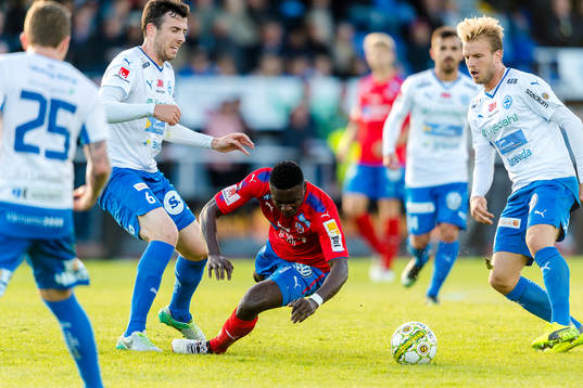 Helsingborgs Oke Akpoveta faller mellan Värnamos Tyler
