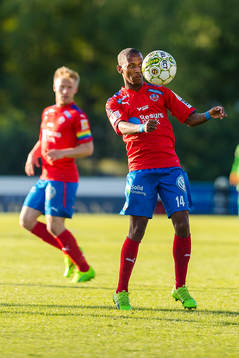 Helsingborgs Bradley Surprise Ralani fokuserar på bollen