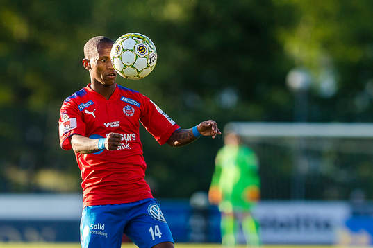Helsingborgs Bradley Surprise Ralani fokuserar på bollen