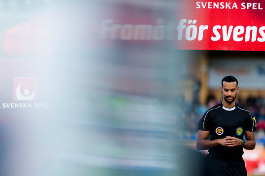 Domare Farouk Nehdi före fotbollsmatchen i Superettan