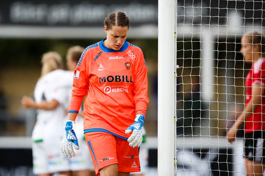 LB07s målvakt Emma Lind deppar