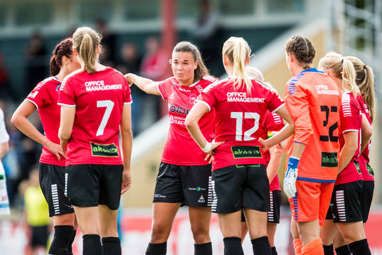 LB07s Anna Welin med lagkamrater deppar