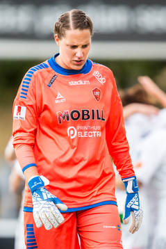 LB07s målvakt Emma Lind deppar