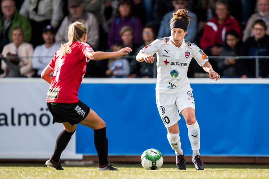 LB07s Elin Björklund (ryggen mot kameran) och Rosengårds