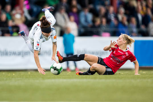 Rosengårds Ella Masar McLeod och LB07s Malin Winberg i