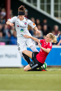 Rosengårds Ella Masar McLeod och LB07s Malin Winberg i